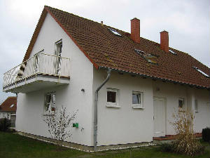Ansicht der Doppelhaushälfte mit Eingang und Balkon am Giebel Ansicht der Doppelhaushälfte mit Eingang und Balkon am Giebel